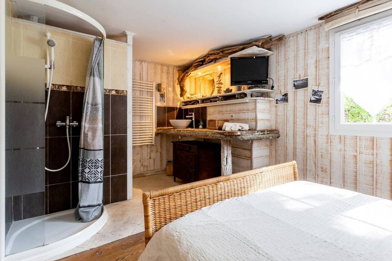 Foto 2 von 20: La Cabane de Bébert: Gästezimmer 'Marie En Lys' mit gemeinsamer Terrasse und WLAN