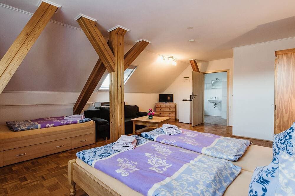 Foto 2 von 17: Zimmer 12 - Rebentisch - Hotel * Ferienwohnungen * Restaurant