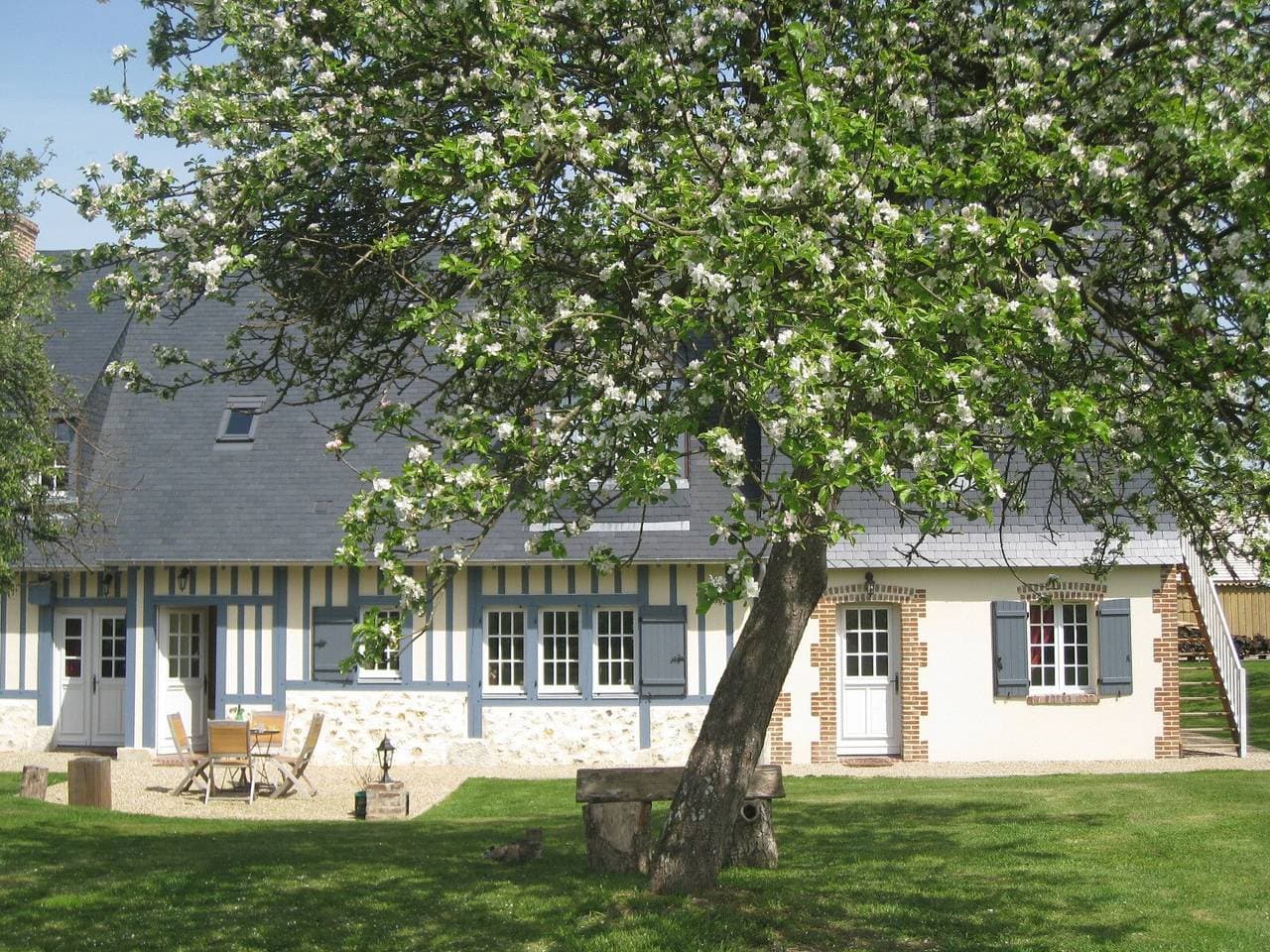 Foto 7 von 16: Gästezimmer „Les Arums“ mit gemeinsamer Terrasse, Garten und WLAN