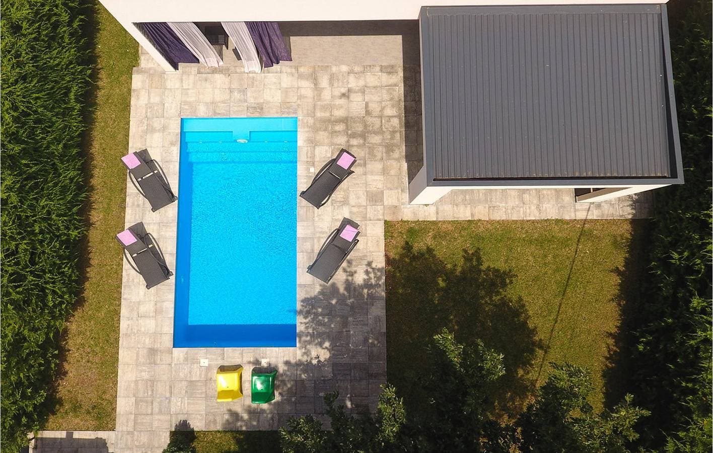 Foto 11 von 40: Geräumige 2-Zimmer-Wohnung mit Pool, Parkplatz und WLAN in der Nähe von Restaurants und dem Stadtzentrum
