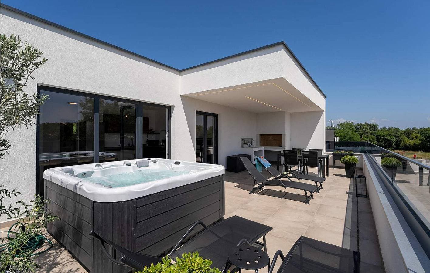 Foto 3 von 31: Gemütliche 75 m² große Wohnung mit Pool, Terrasse und WLAN in Strandnähe