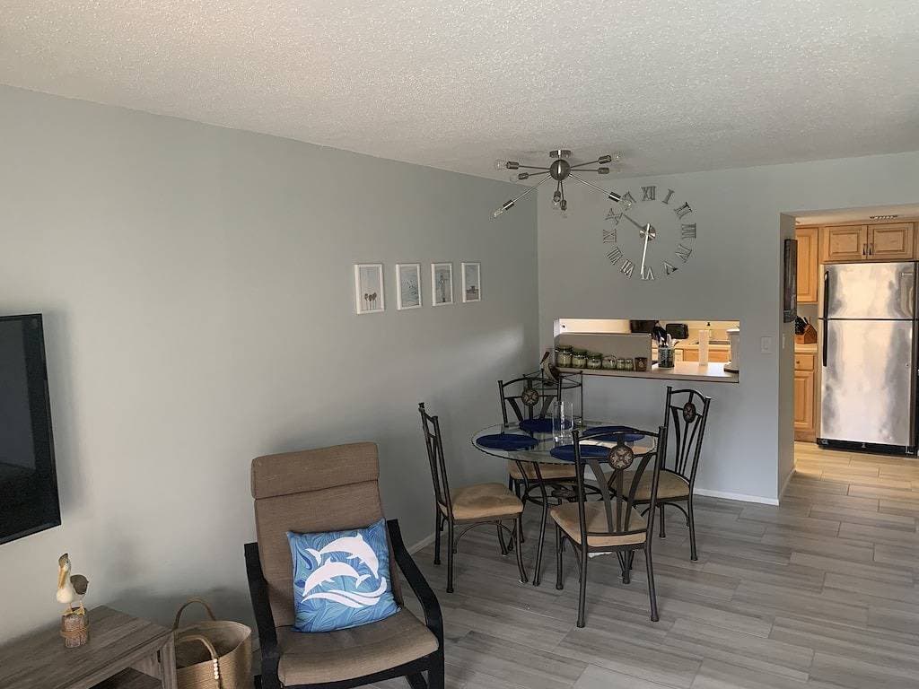Foto 3 von 32: Cozy Beachfront Retreat; Updated modern décor