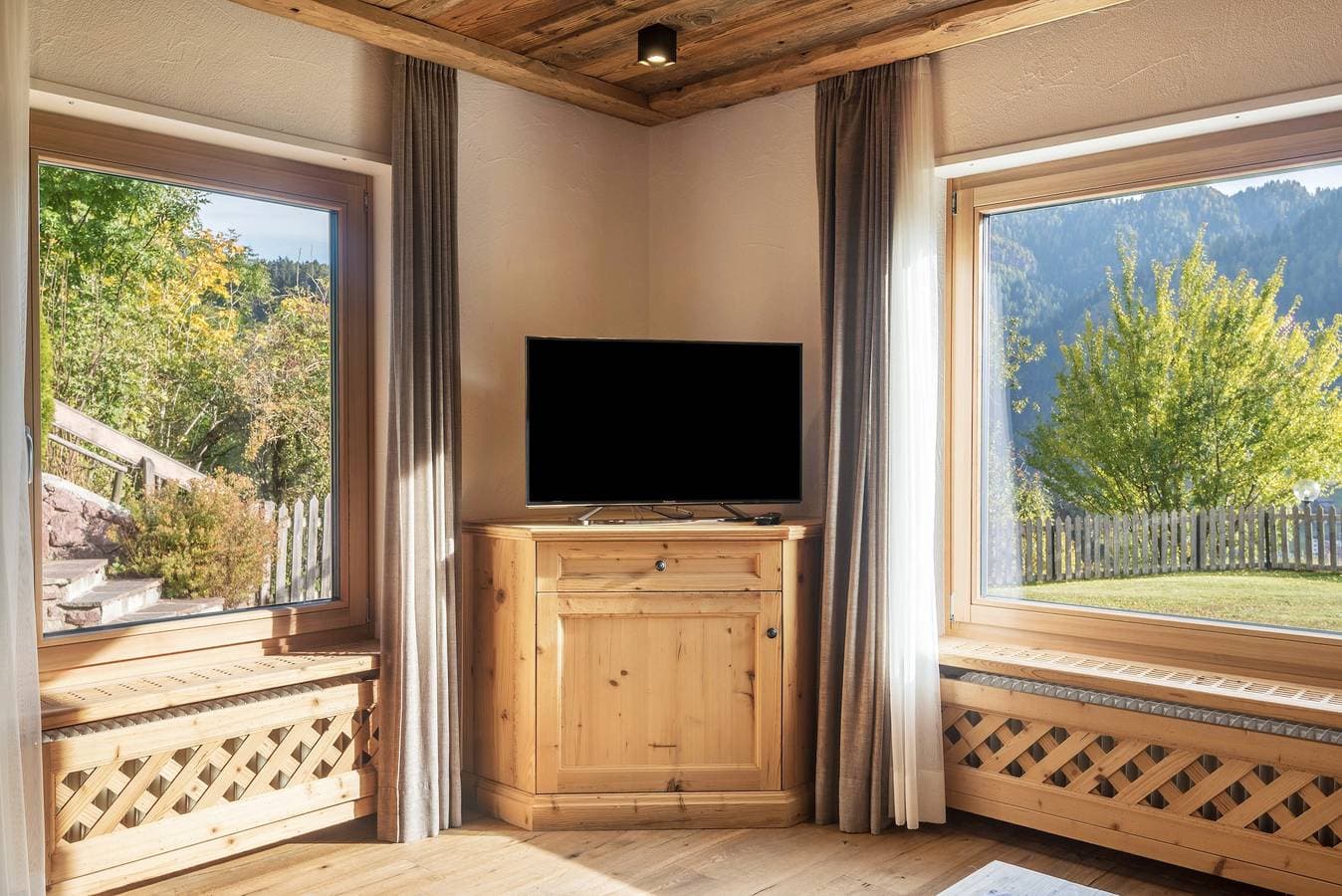 Foto 4 von 36: Ferienwohnung 'Cesa Sassela Relax' mit Bergblick, Sauna, Pool, Garten, Balkon & WLAN
