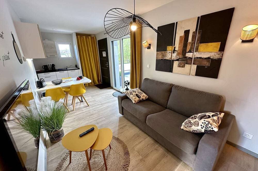 Yellow Cab - Air-conditioned 3* apartment with terrace and mountain views 1