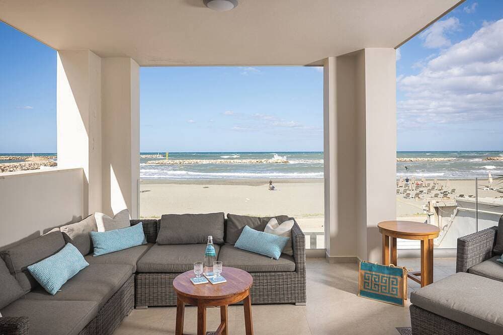 Foto 4 von 30: Celestine, beach front villa with roof top pool and spectacular views.