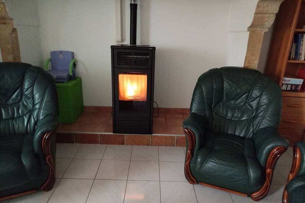 Foto 10 von 20: Large apartment 5 minutes' walk from Joyeuse, its shops and famous market.