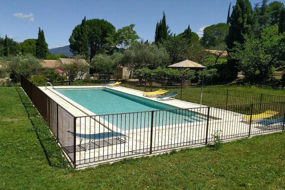 Lovely Mazet with shared, heated, secure swimming pool 1