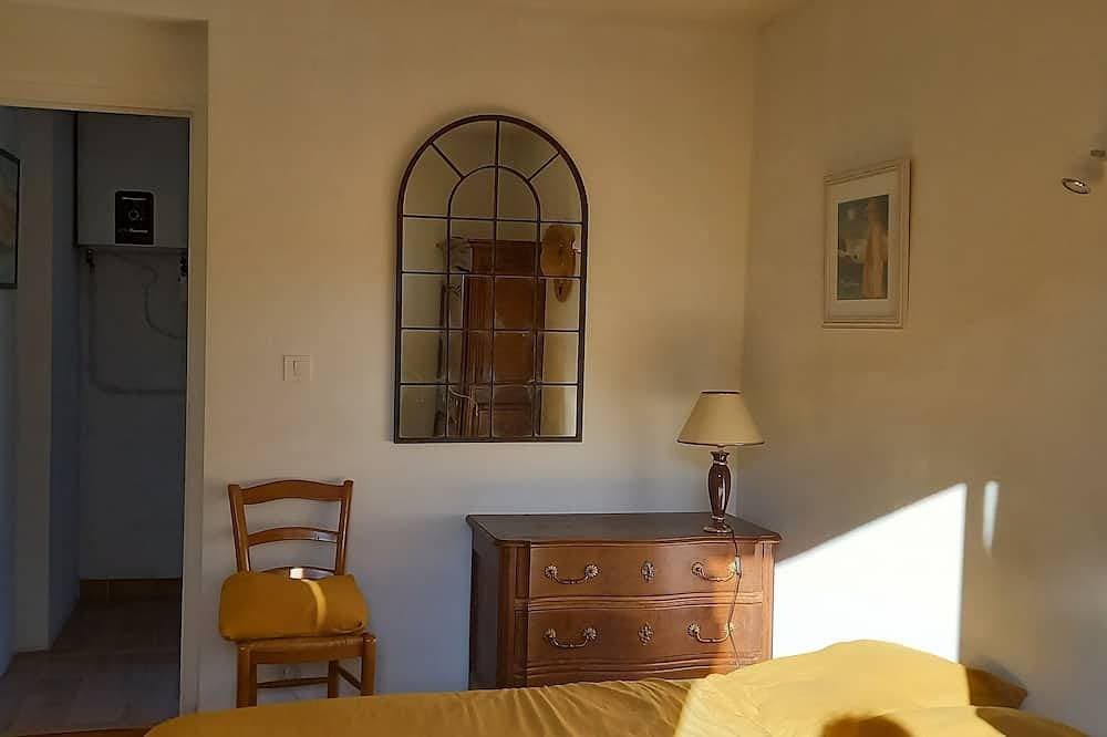 Foto 3 von 30: Bedroom and bathroom with summer kitchen, 12-minute walk to beach