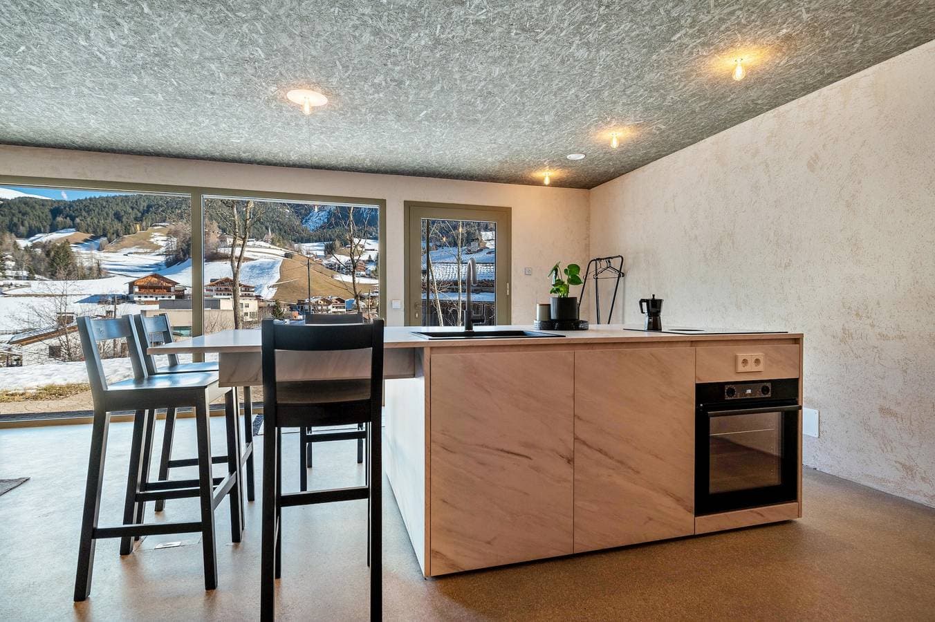 Foto 2 von 28: Ferienwohnung 'Lena Dolomites Gartensuite' mit Bergblick, privater Terrasse und WLAN