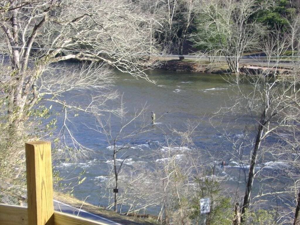 Foto 7 von 43: Gemütliche Hütte mit Blick auf Tuckaseegee Flusses Sylva, Nc 28779