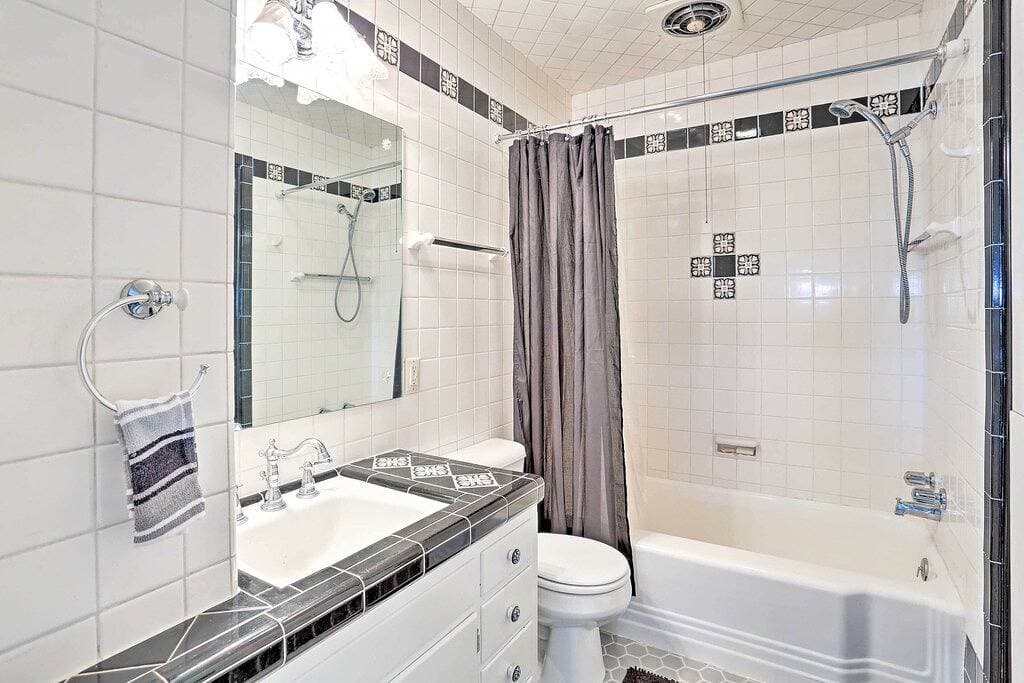 Foto 6 von 41: Neu! Custer Home mit Deck & Veranda - Walk Downtown!