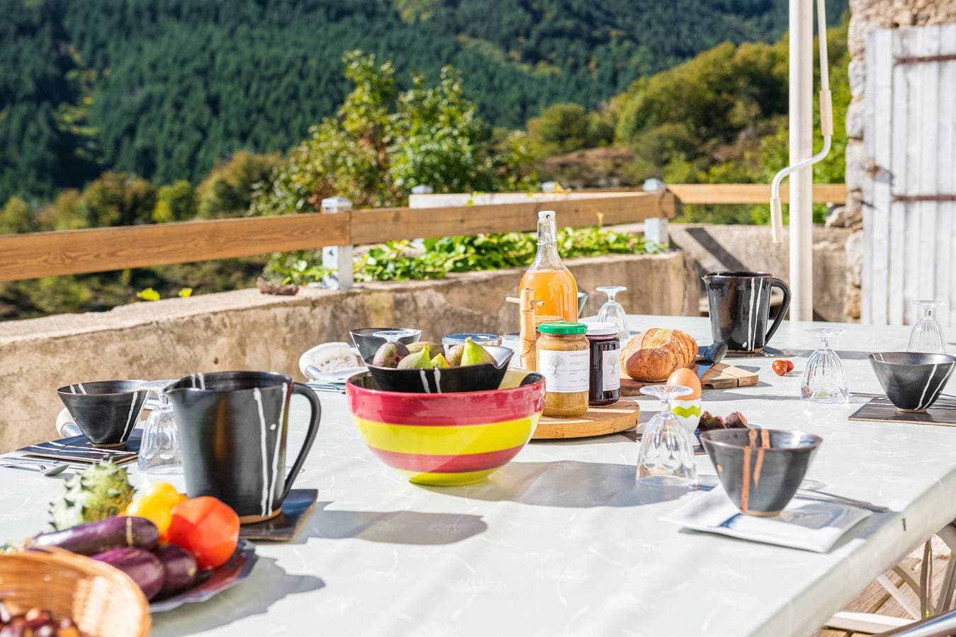 Foto 10 von 35: Zimmer 'La Ferme De Chalas - Coucoulude' mit Gemeinschaftspool, gemeinsamer Terrasse und WLAN