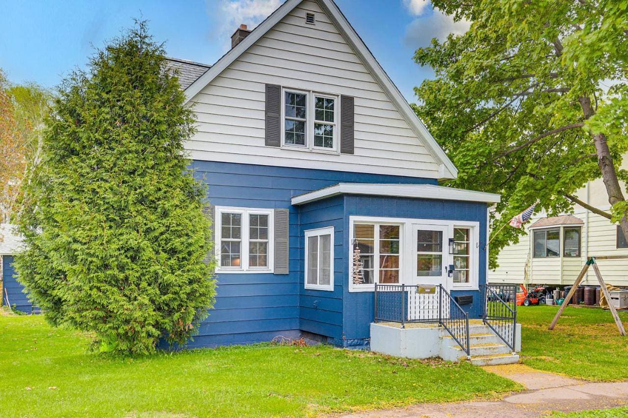 17 Mi to Porkies: Getaway Steps to Beach & Main St 1