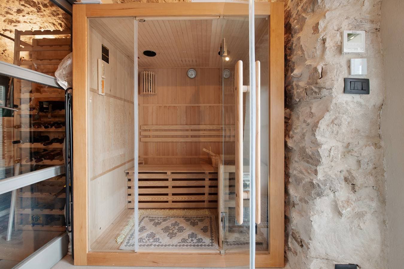 Foto 9 von 21: Suite Schlafzimmer (21 m2) mit gemeinsamer Terrasse, Sauna und Blick auf den Olivengarten