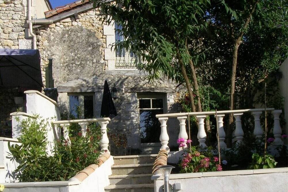 In der Nähe von Aubeterre, friedliches Ferienhaus mit schöner Aussicht und Pool in der Dordogne 1