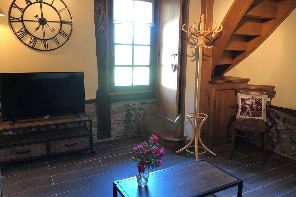 Foto 8 von 18: Renovated bread oven in pretty Normandy property