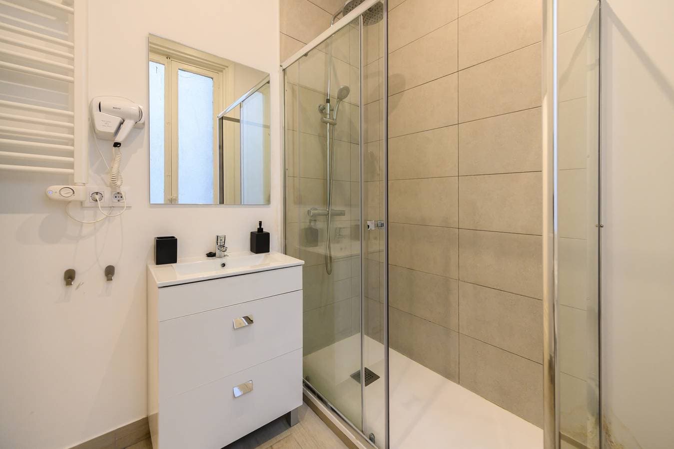 Foto 7 von 23: M Madrid: habitación con comodidad y zona
