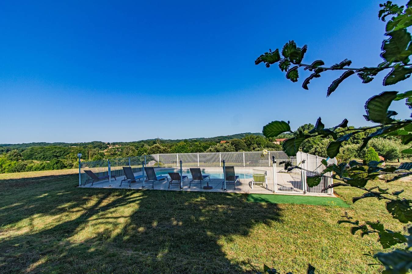 Foto 11 von 28: Zimmer Clémentine – Romantik & Komfort – Gemeinschaftspool