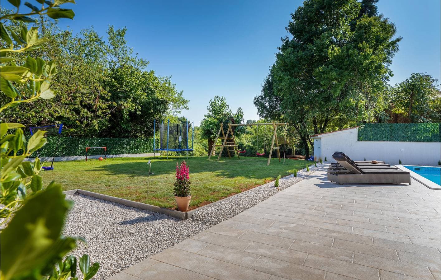 Foto 7 von 41: Moderne 100 m² große Wohnung mit Pool, WLAN und Parkplatz – 700 m vom Stadtzentrum von Rajki entfernt