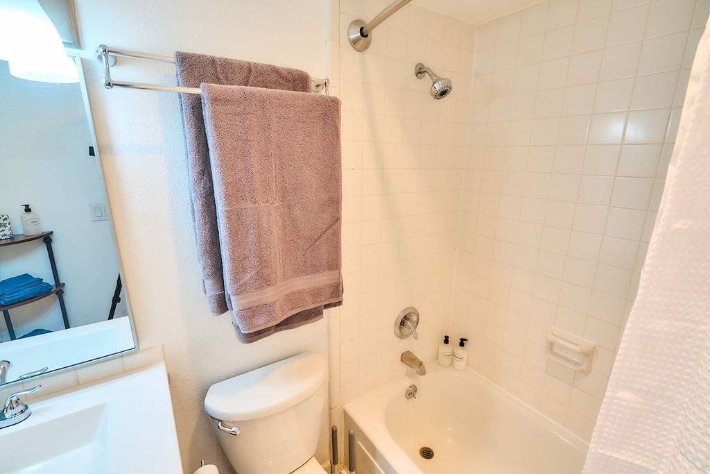 Foto 2 von 12: Cozy Condo w/King Bed Near SeaTac Airport