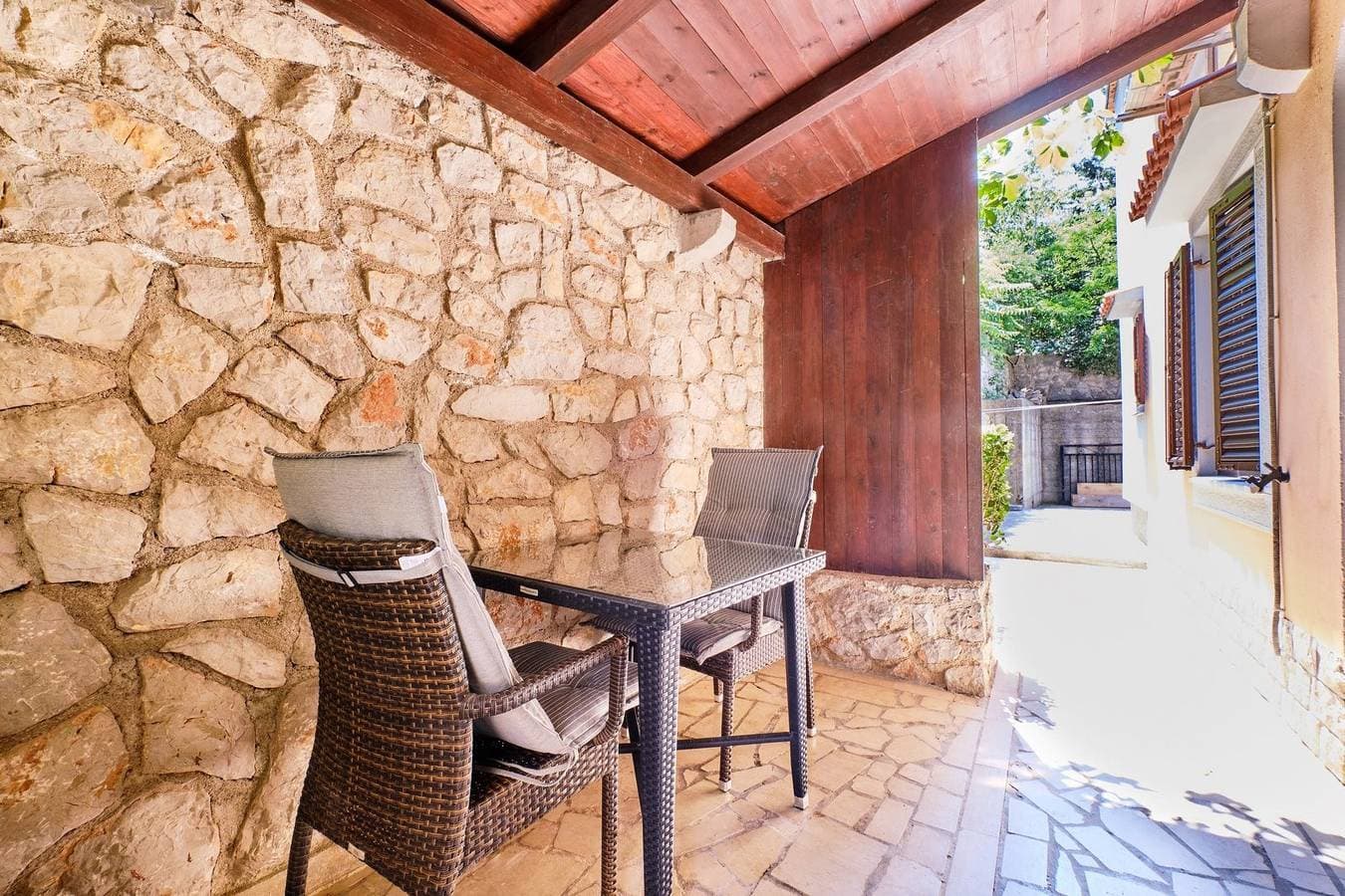 Foto 12 von 16: Das Apartment Ady 2 befindet sich im Erdgeschoss in Mali Losinj. Es ist möglich, 2 Personen unterzubringen. Es liegt in der Nähe des Strandes in der Gegend von Zagazinjine, 450 m vom Zentrum entfernt.