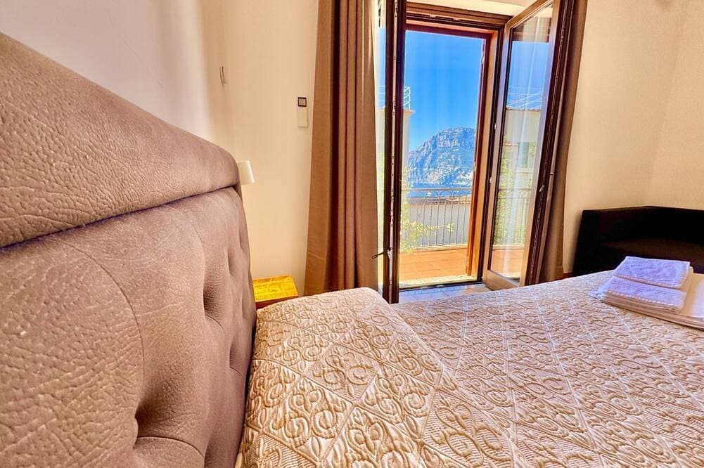 Foto 5 von 30: Casa Ella is a beautifully very spacious family home with a private parking for a medium car situated in the heart of the town of Praiano, Vettica side, close to most restaurants, bars and food stores of Praiano. Containing three comfortable and spacious