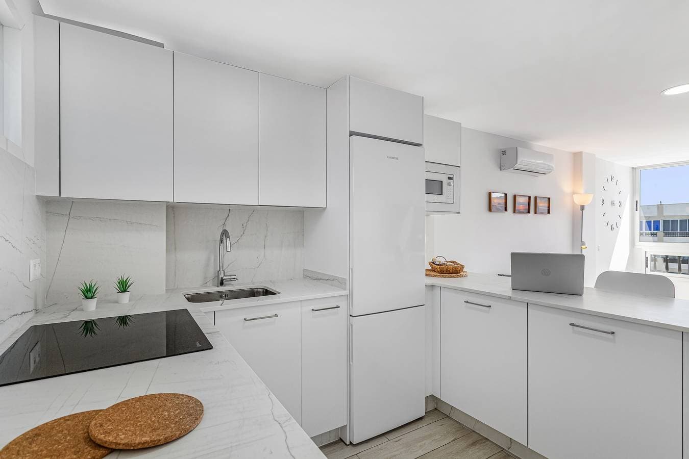 Foto 8 von 28: Neu renovierte Ferienwohnung direkt am Meer mit Meerblick und Klimaanlage