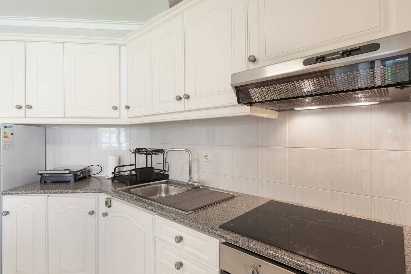 Foto 11 von 29: Apartment 'Na Praia da Amorosa' mit Meerblick, Gemeinschaftsgarten und WLAN