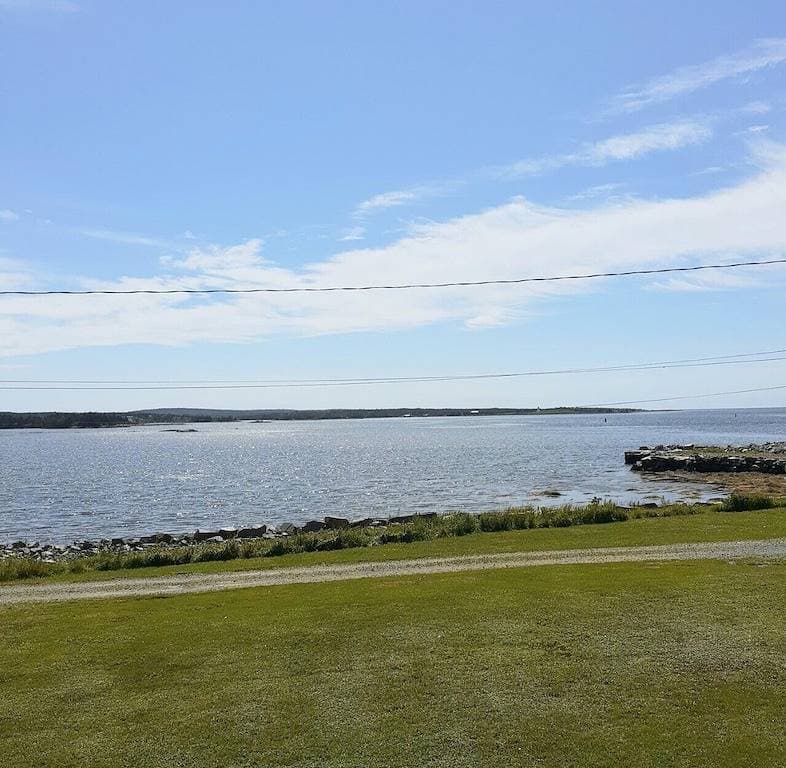 Foto 10 von 30: Oceanfront/peaceful -  Housekeeping Cottage with water access.