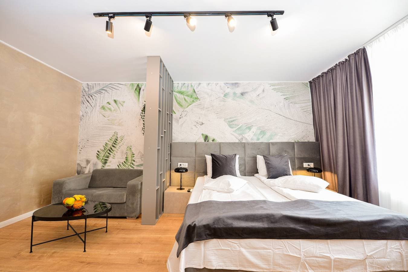 Foto 7 von 16: Park Studio Cismigiu Gardens - Ruhiges Zimmer - Smart-TV