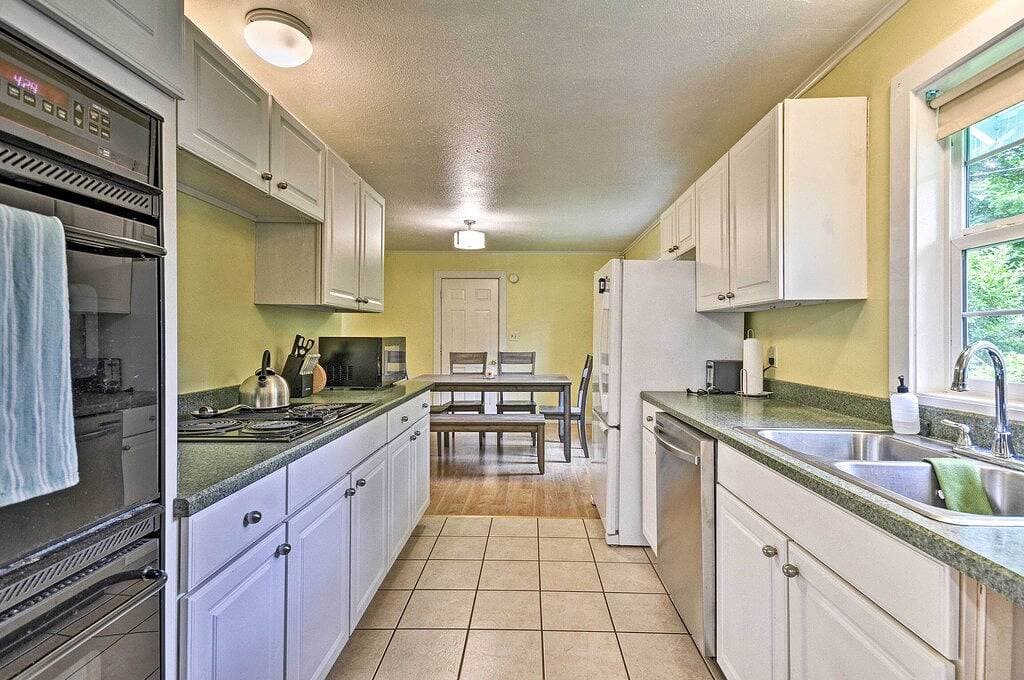 Foto 8 von 25: Downtown Home w/ Patio - Walk to Shops & Dining!
