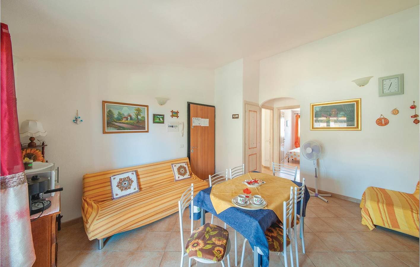 Foto 9 von 18: Gemütliche 1,5km Strand Wohnung: Terrasse, Küche, Kühlschrank