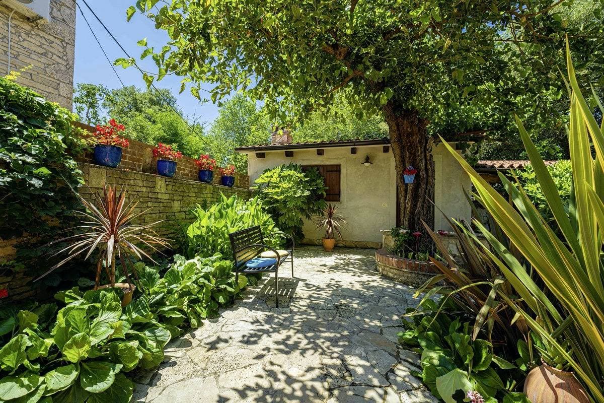 Foto 9 von 48: Ferienhaus Luca * Garten, überdachte Terrasse, Grillkamin, WLAN