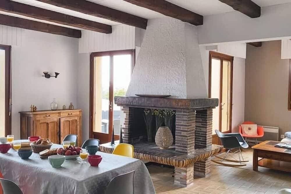 Large, friendly and bright villa with pool 1