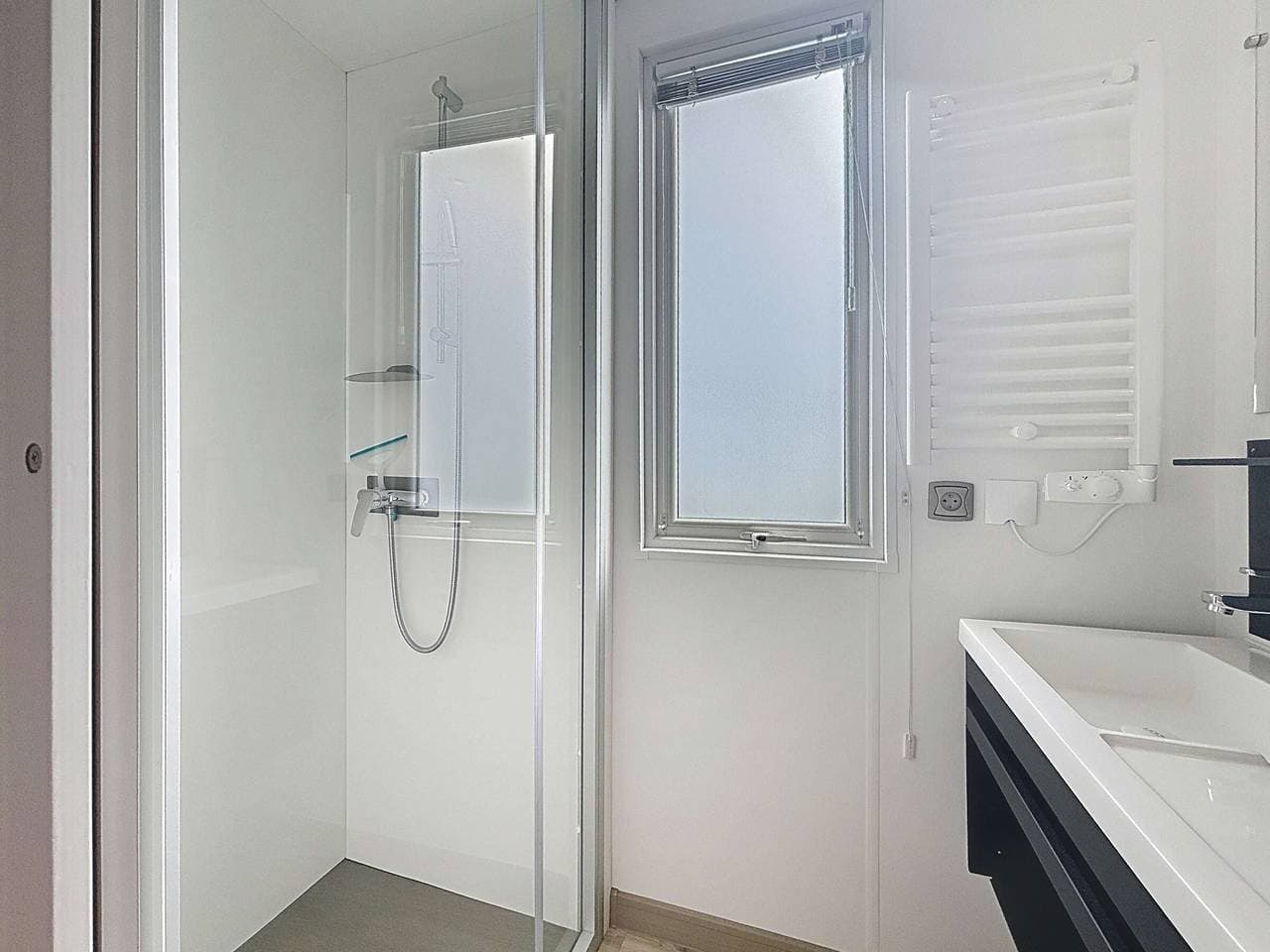 Foto 9 von 18: Mobilheim Komfort: 2 Zim, Pool, Strand 200m, Parkplatz, WLAN