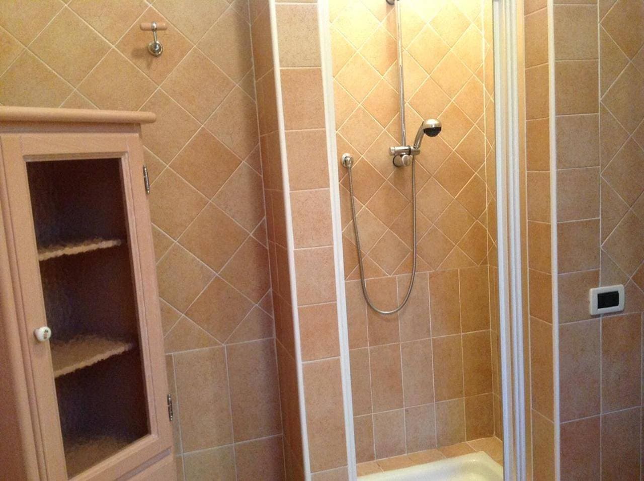 Foto 7 von 8: Double Room with Private Bathroom