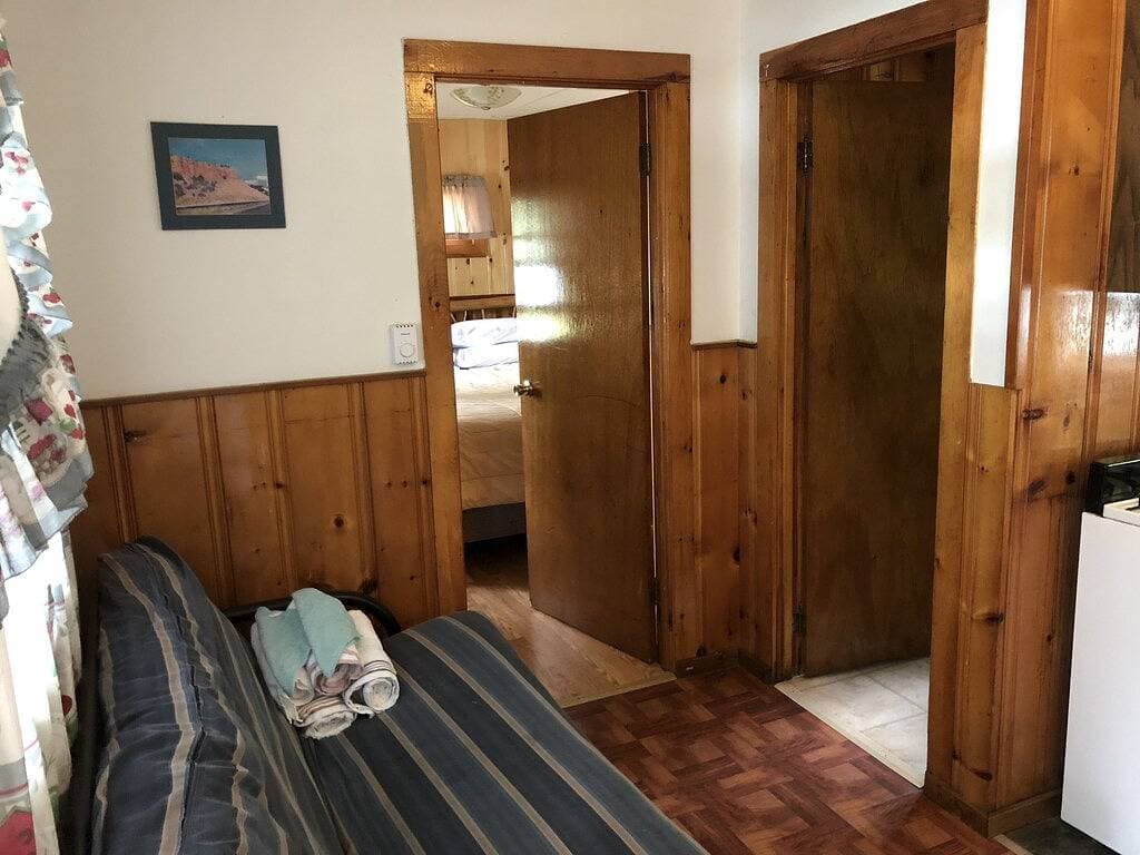 Foto 5 von 32: 1 Br Waterfront Cottage mit Sonnenuntergängen in den Bergen