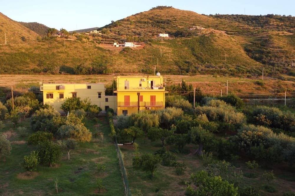 Foto 11 von 25: Giardino al Mare di Anna ist eine Wohnung im dritten und letzten Stock eines alten Herrenhauses, umgeben von der Landschaft der Piana di Caronia und nur wenige Schritte vom Meer entfernt.Die Unterkunft besteht aus einer großen Wohnküche mit Schlafsofa,