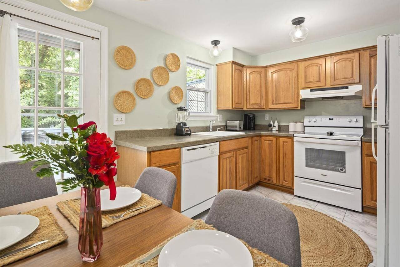 End Unit Townhome with in No VA, 40 Mins to DC, Pets OK 1