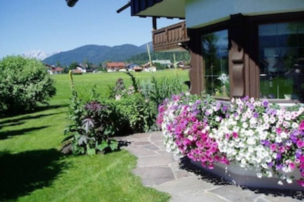 Foto 5 von 10: Umrahmt von Wiesen, Panoramablick, sonnige Balkone, ruhige zentale Lage