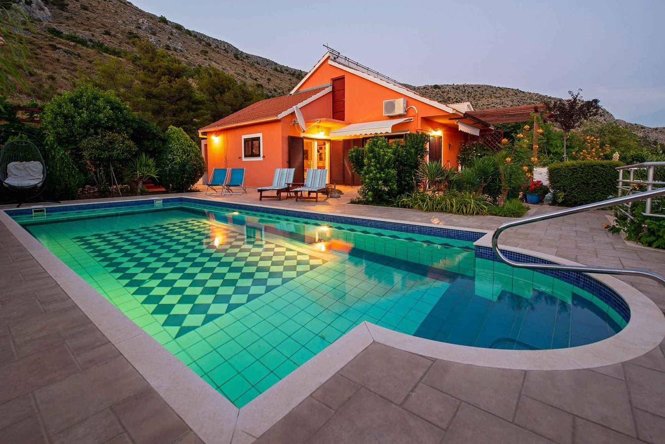 Villa mit Pool und Panorama 1