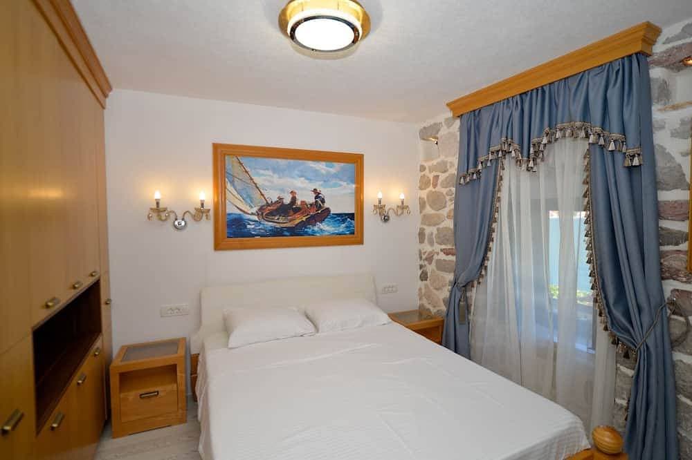 Foto 5 von 28: Waterfront Stone Home with Private Terrace & Direct Sea Access