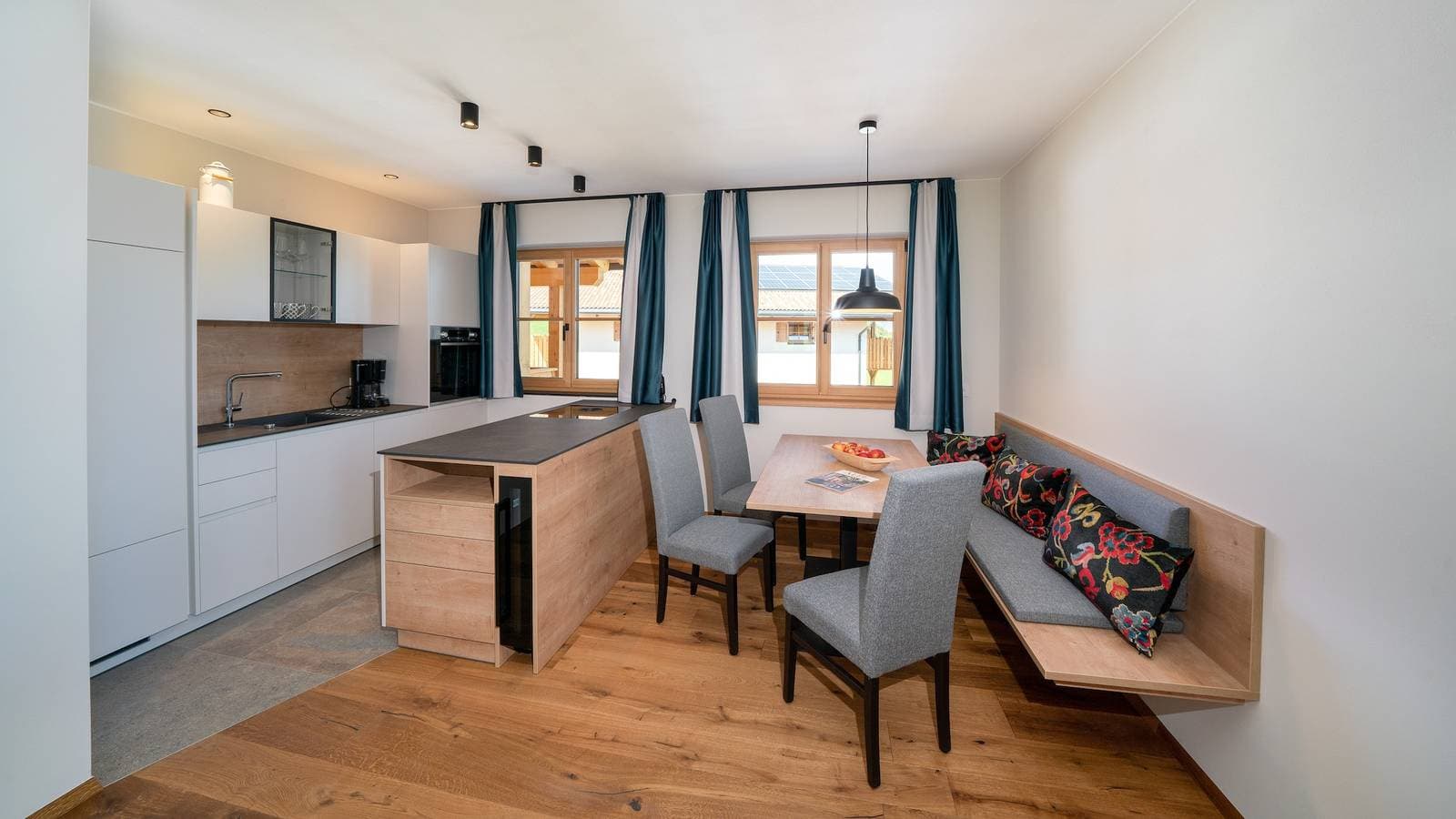 Foto 3 von 30: Ferienwohnung "Schlosshof Himml" mit Bergblick, privater Terrasse und WLAN