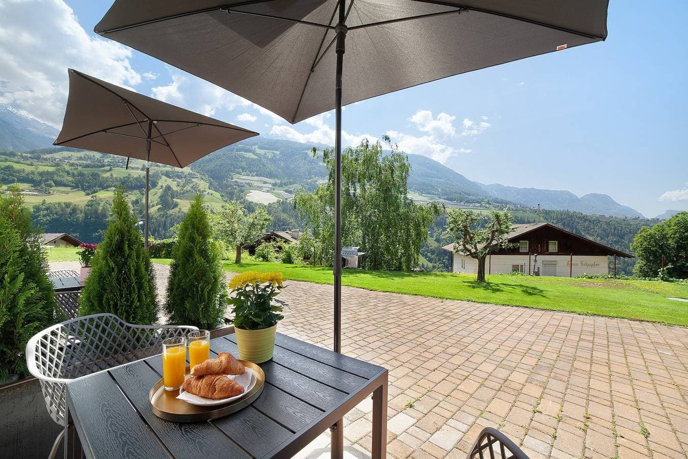 Foto 9 von 25: Ferienwohnung "Alivo Living Apartment Aurora" mit Bergblick & Garten