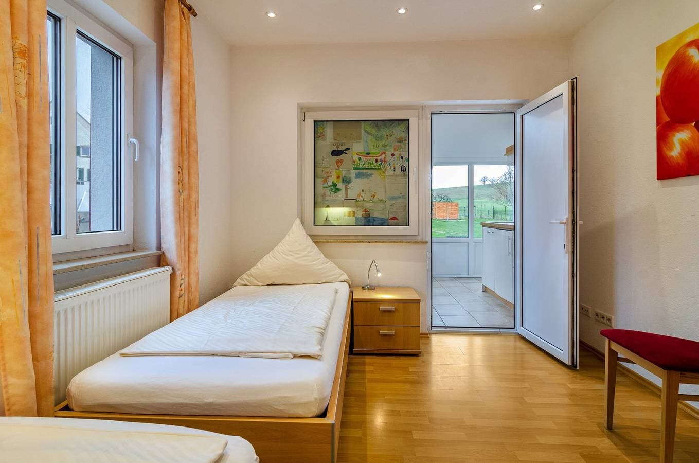 Foto 13 von 19: Lichtdurchflutete Ferienwohnung "Haus Nussbaum" in der Nähe des Bodensees mit WLAN, Terrasse und Garten; Parkplätze vorhanden