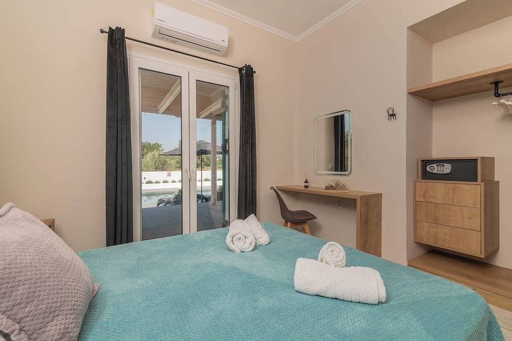 Foto 3 von 29: Tasos Villas - Nr. 2. Einzelvilla mit privatem, überdachtem Sitzbereich.