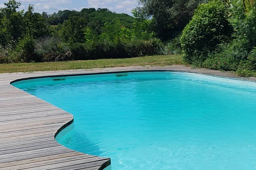 Large house with 14 beds, swimming pool overlooking vineyards between Blaye and Bordeaux 1