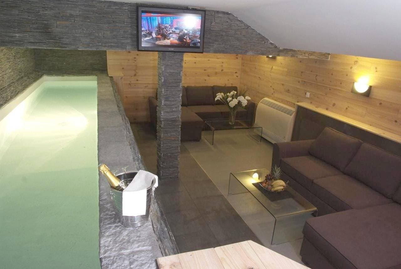 Foto 3 von 44: Duplex Loft with Private Swimming Pool (4 Adults)