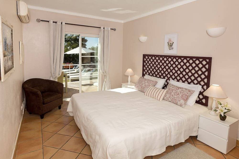 Foto 3 von 14: Delightful, modern villa in a quite and peaceful area. Private heated pool (opt)