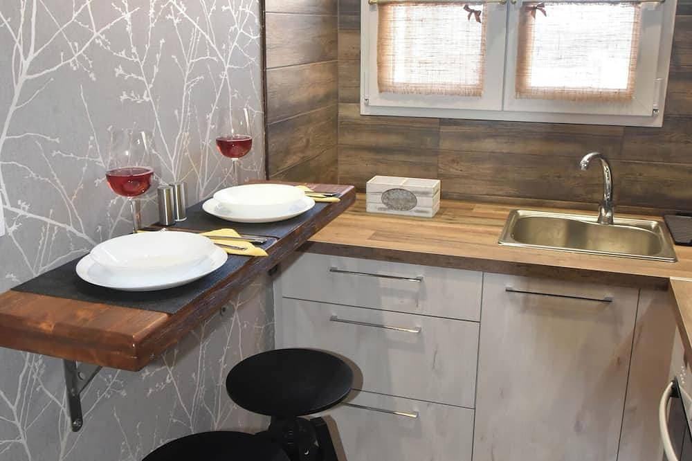 Fk Apartment is Situated 60m Away From the Beach and 10km From the Ath.airport 1
